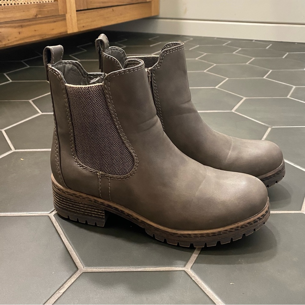 Maurice’s Anna boot. Size 7.